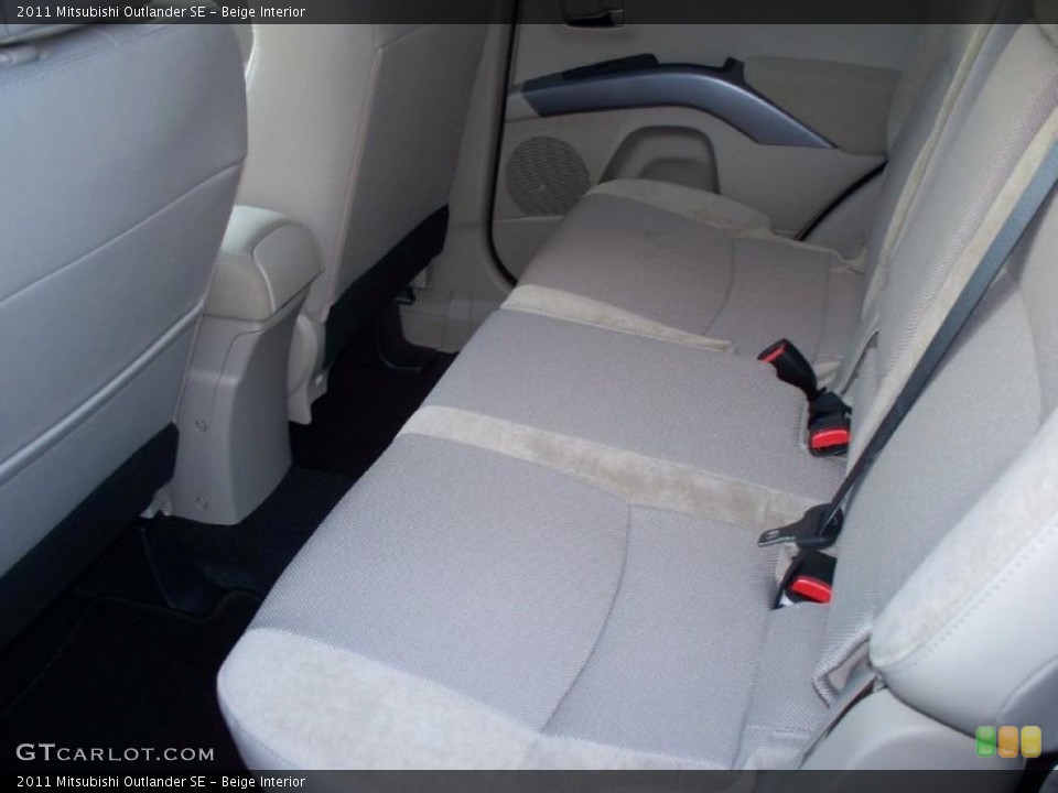 Beige Interior Photo for the 2011 Mitsubishi Outlander SE #41916569