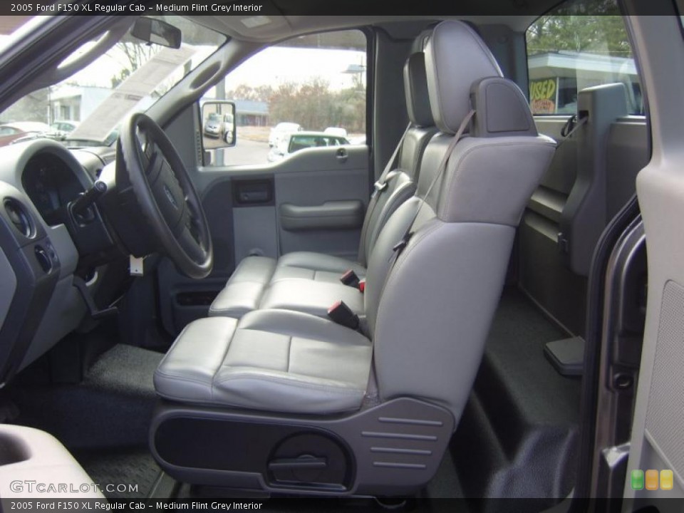 Medium Flint Grey Interior Photo for the 2005 Ford F150 XL Regular Cab #41920042