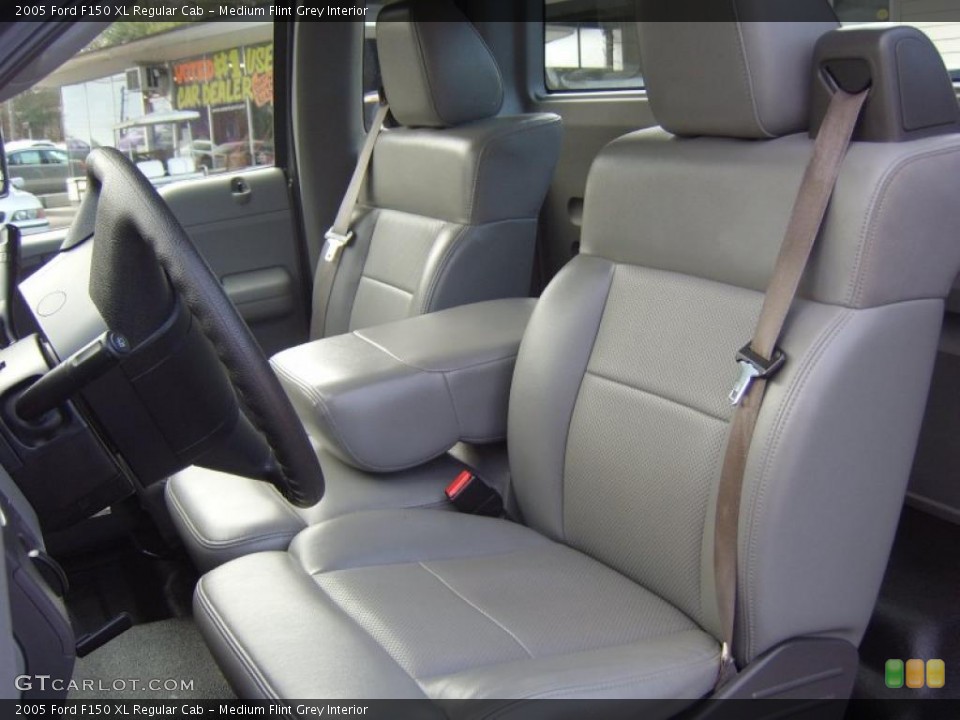 Medium Flint Grey Interior Photo for the 2005 Ford F150 XL Regular Cab #41920066