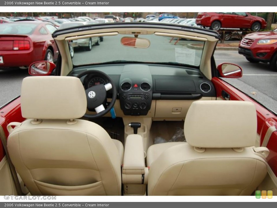 Cream Interior Photo for the 2006 Volkswagen New Beetle 2.5 Convertible #41933448