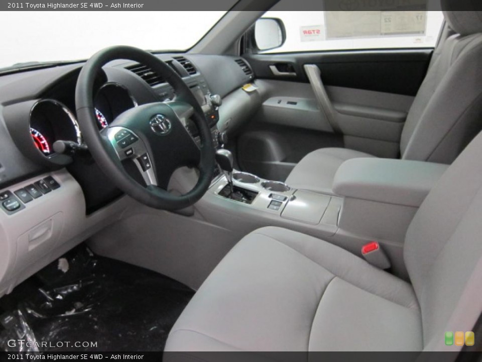 Ash Interior Photo for the 2011 Toyota Highlander SE 4WD #41939658