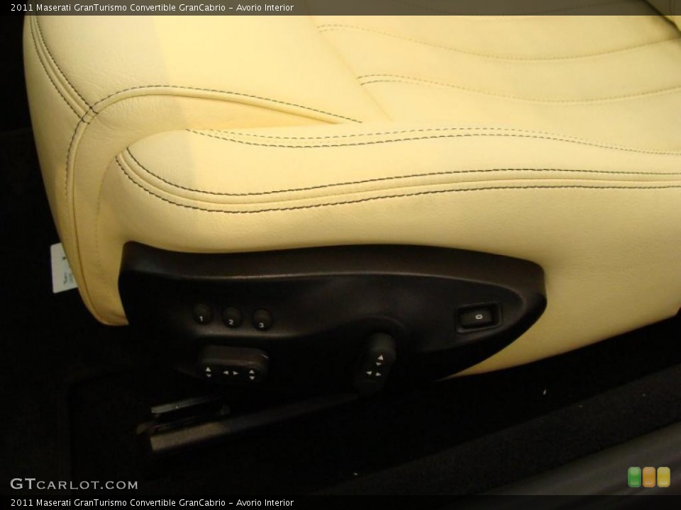 Avorio Interior Controls for the 2011 Maserati GranTurismo Convertible GranCabrio #42023025