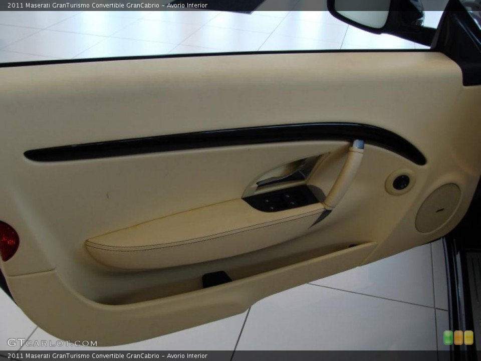 Avorio Interior Door Panel for the 2011 Maserati GranTurismo Convertible GranCabrio #42023037