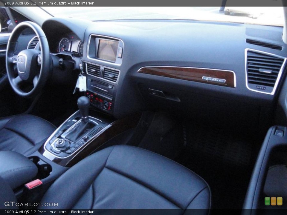 Black Interior Dashboard for the 2009 Audi Q5 3.2 Premium quattro #42023706