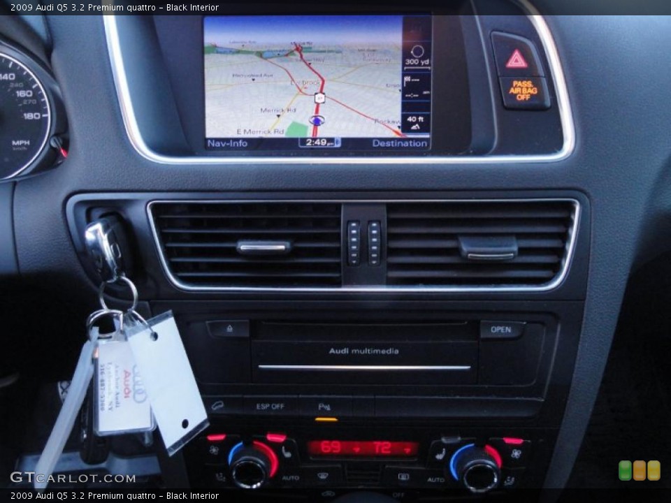 Black Interior Navigation for the 2009 Audi Q5 3.2 Premium quattro #42023726