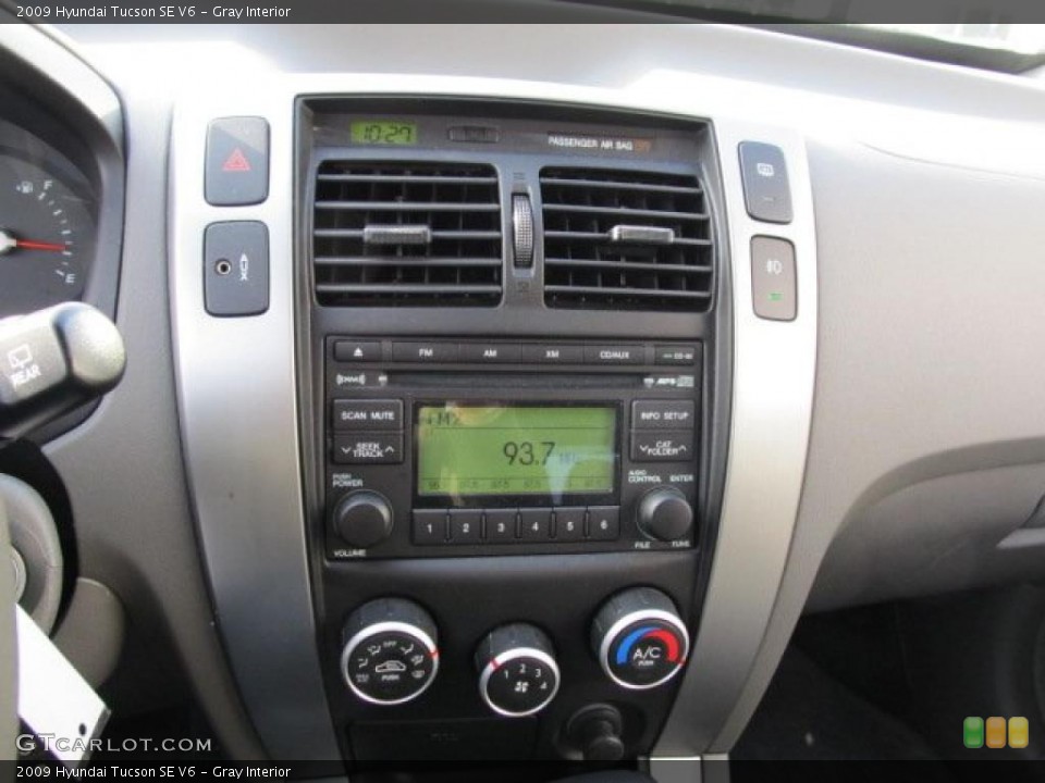 Gray Interior Controls for the 2009 Hyundai Tucson SE V6 #42175124