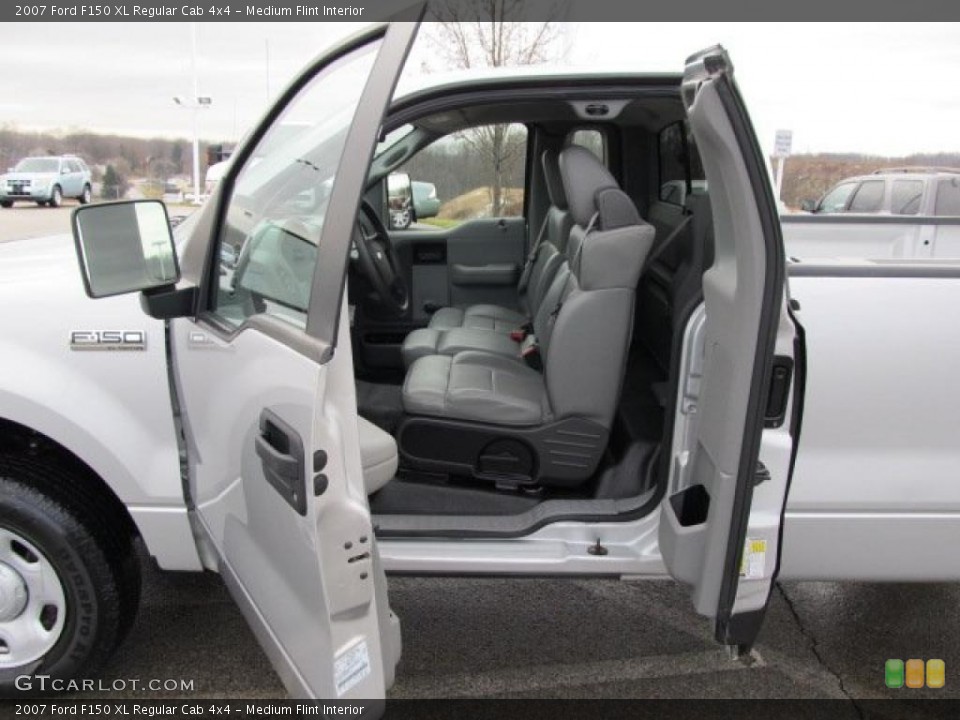 Medium Flint Interior Photo for the 2007 Ford F150 XL Regular Cab 4x4 #42255286