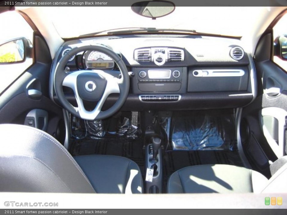Design Black Interior Photo for the 2011 Smart fortwo passion cabriolet #42278223
