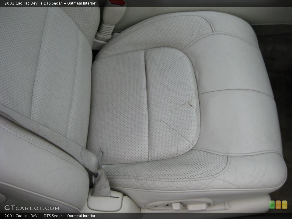 Oatmeal Interior Photo for the 2001 Cadillac DeVille DTS Sedan #42319415
