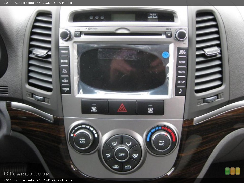 Gray Interior Controls for the 2011 Hyundai Santa Fe SE AWD #42320839