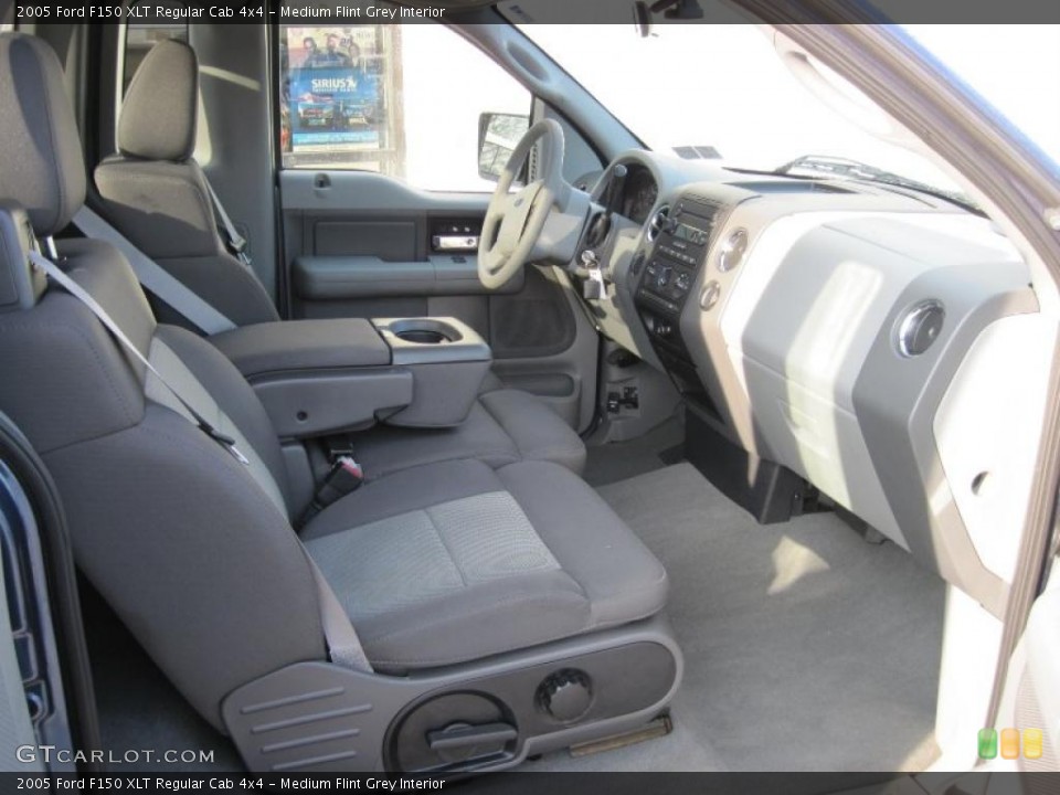 Medium Flint Grey Interior Photo for the 2005 Ford F150 XLT Regular Cab 4x4 #42331918
