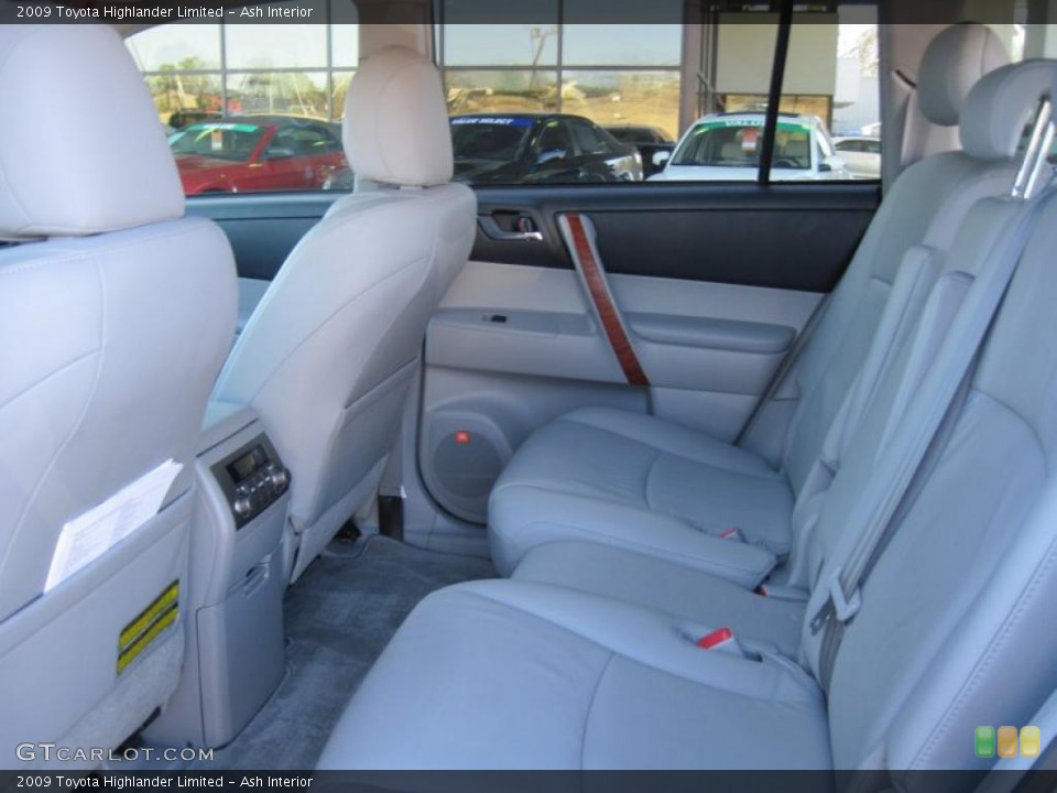 Ash Interior Photo for the 2009 Toyota Highlander Limited #42340080