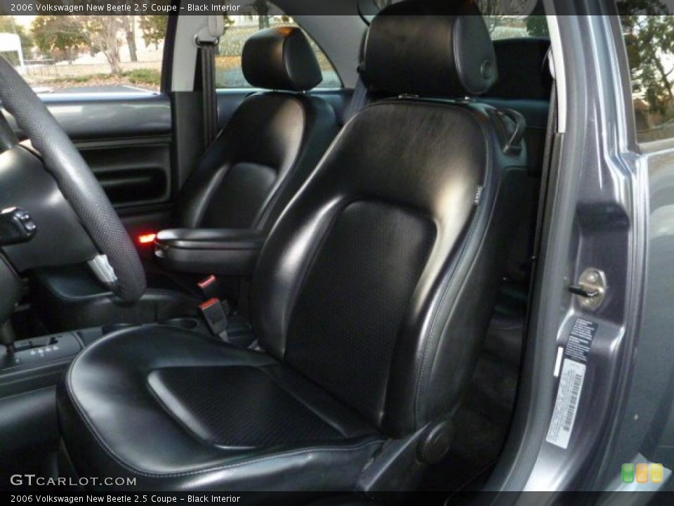 Black Interior Photo for the 2006 Volkswagen New Beetle 2.5 Coupe #42383975
