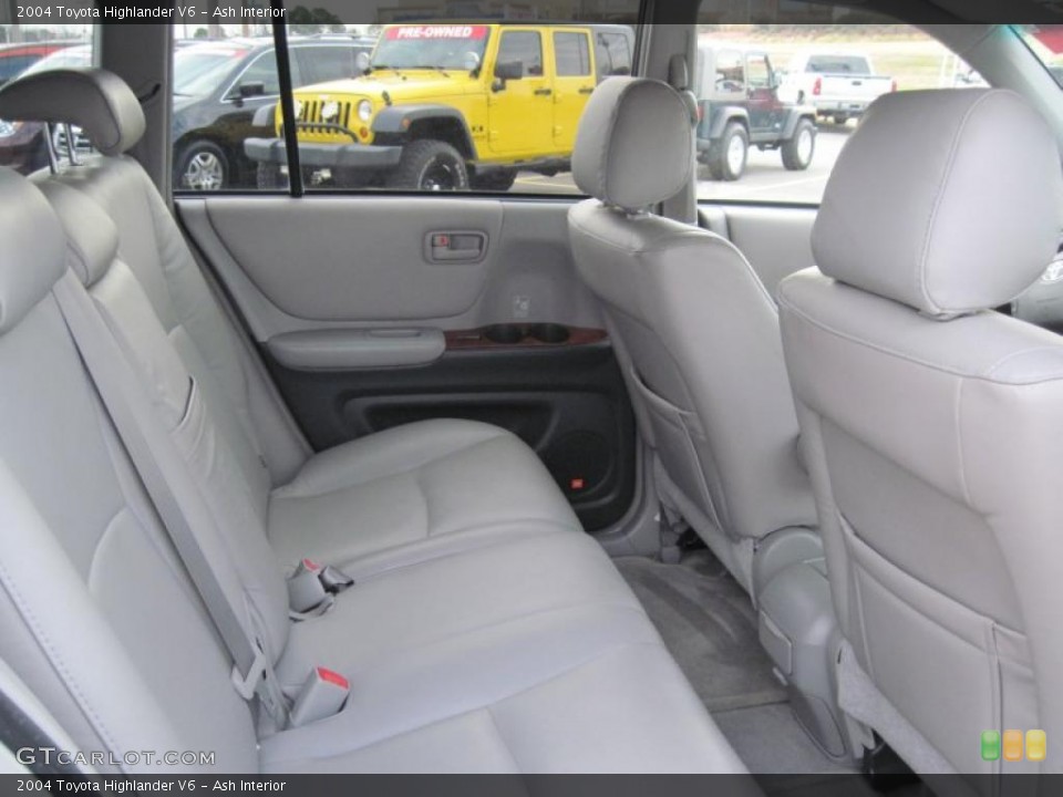 Ash Interior Photo for the 2004 Toyota Highlander V6 #42390623