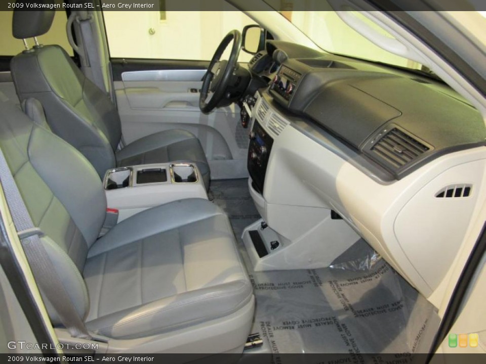 Aero Grey Interior Photo for the 2009 Volkswagen Routan SEL #42394175