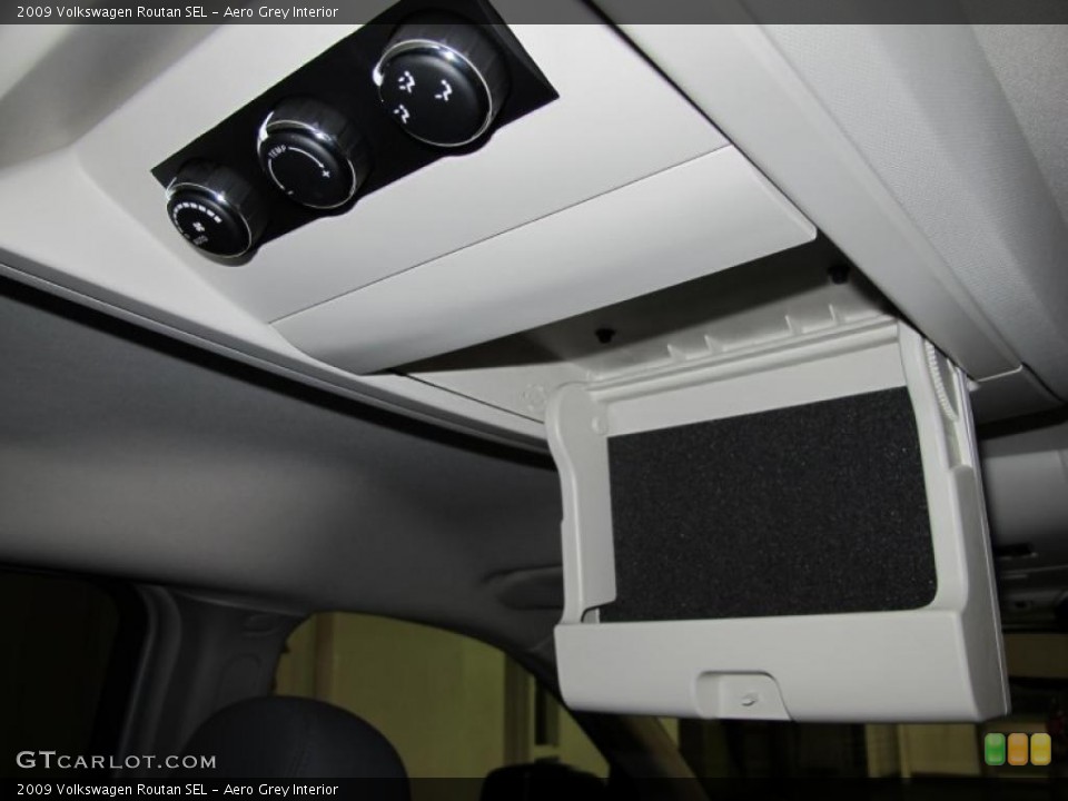 Aero Grey Interior Controls for the 2009 Volkswagen Routan SEL #42394191