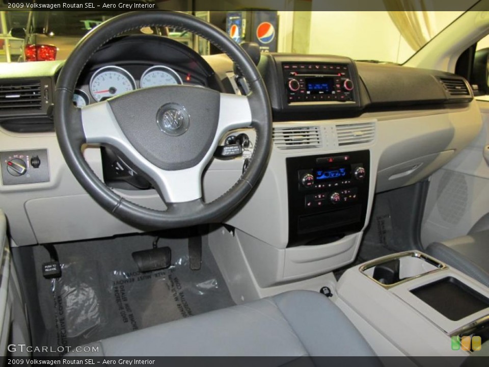 Aero Grey Interior Photo for the 2009 Volkswagen Routan SEL #42394215