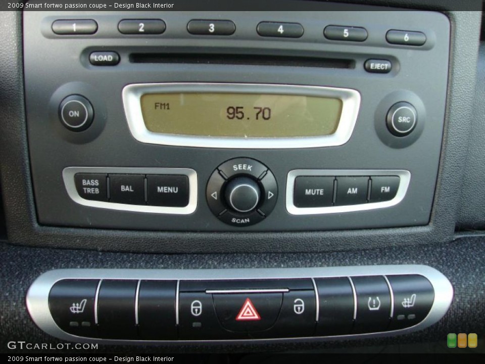 Design Black Interior Controls for the 2009 Smart fortwo passion coupe #42404411