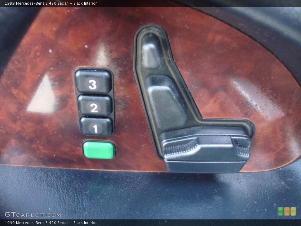 Black Interior Controls for the 1999 Mercedes-Benz S 420 Sedan #42455687