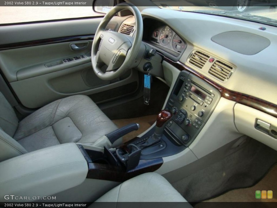 Taupe/LightTaupe Interior Photo for the 2002 Volvo S80 2.9 #42461567