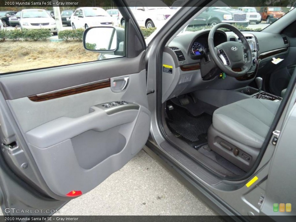 Gray Interior Photo for the 2010 Hyundai Santa Fe SE #42470968
