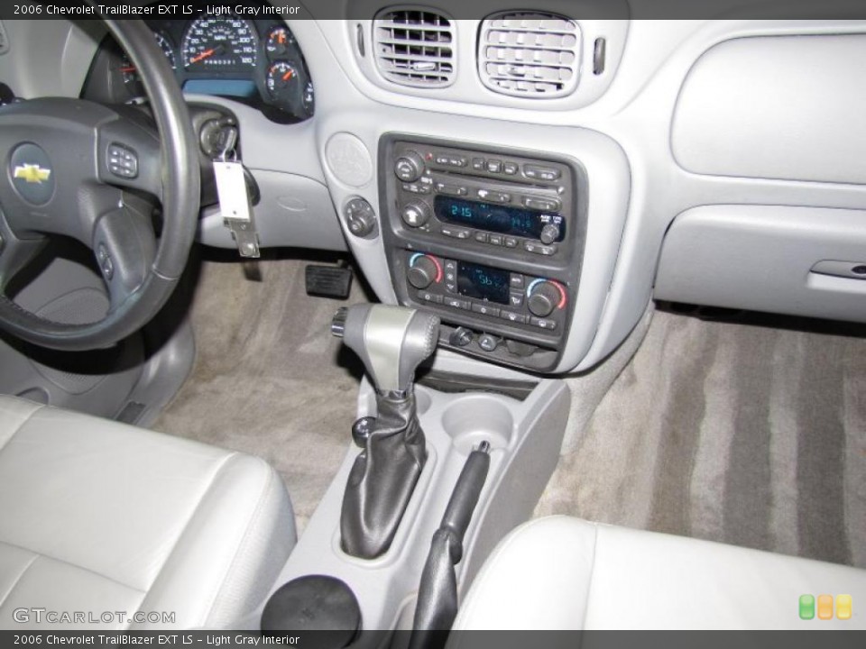 Light Gray Interior Controls for the 2006 Chevrolet TrailBlazer EXT LS #42514507