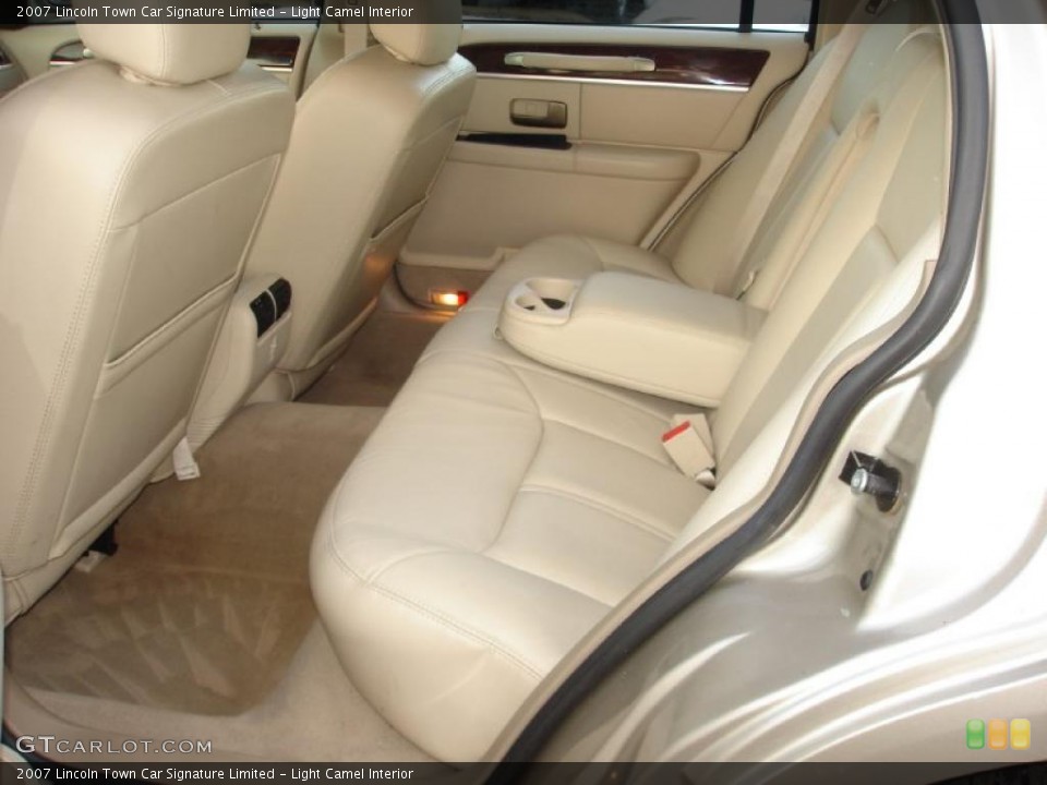 Light Camel Interior Photo for the 2007 Lincoln Town Car Signature Limited #42535837
