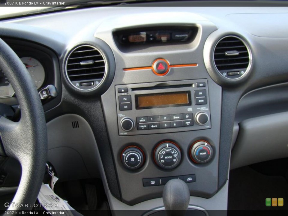 Gray Interior Controls for the 2007 Kia Rondo LX #42696915