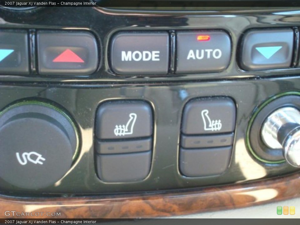 Champagne Interior Controls for the 2007 Jaguar XJ Vanden Plas #42703420