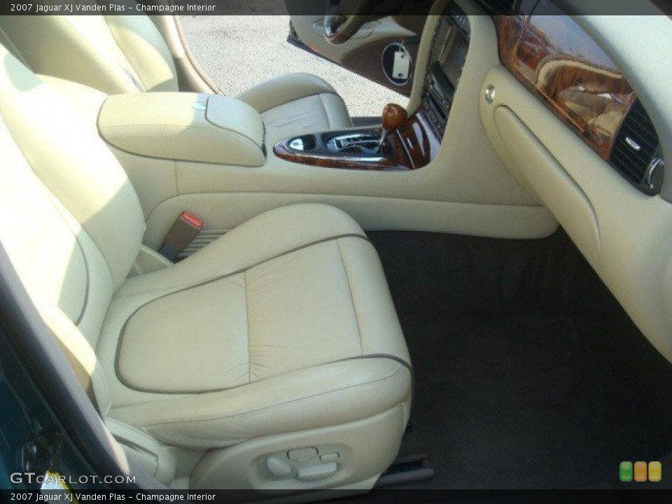 Champagne Interior Photo for the 2007 Jaguar XJ Vanden Plas #42703448