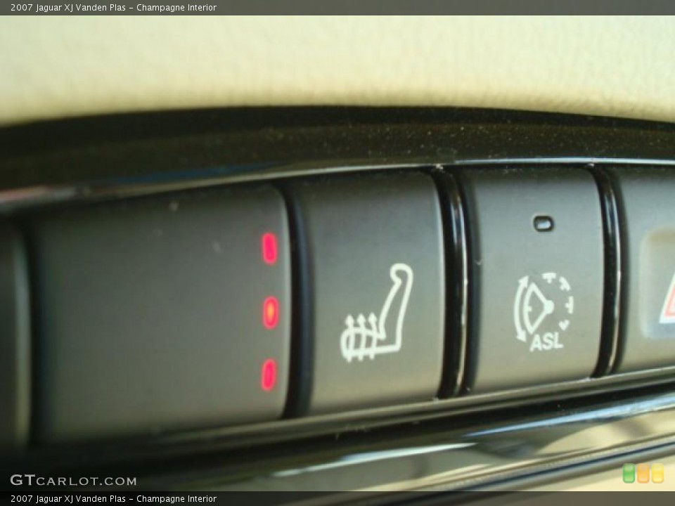 Champagne Interior Controls for the 2007 Jaguar XJ Vanden Plas #42703568