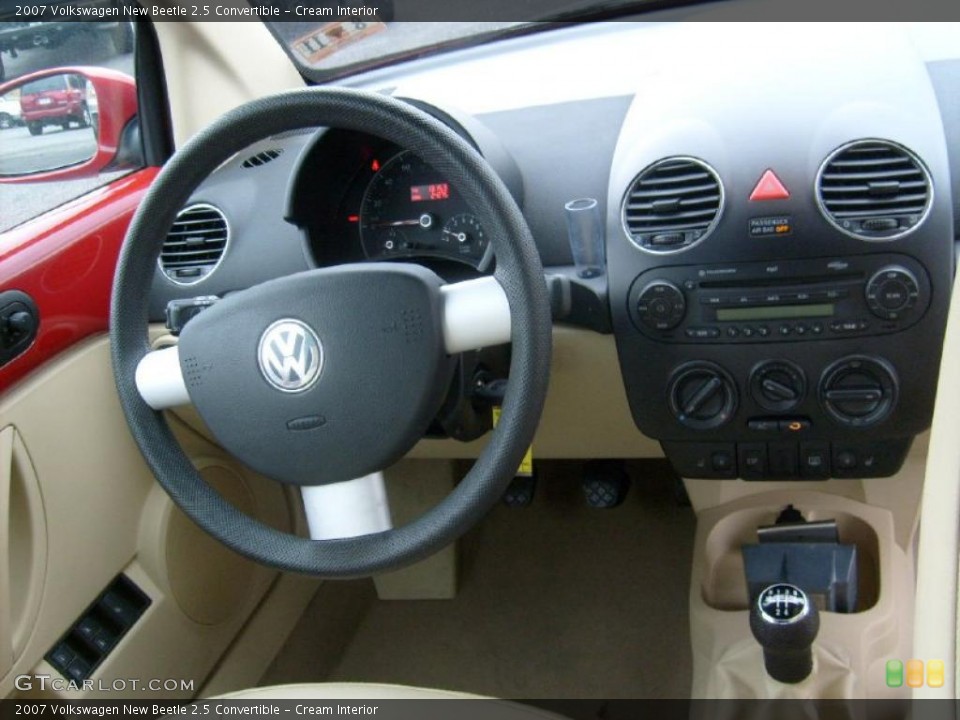 Cream Interior Photo for the 2007 Volkswagen New Beetle 2.5 Convertible #42801405