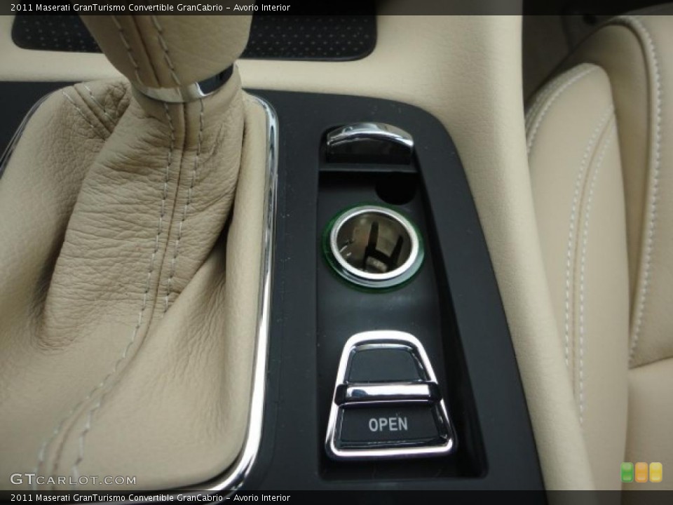 Avorio Interior Controls for the 2011 Maserati GranTurismo Convertible GranCabrio #42996895