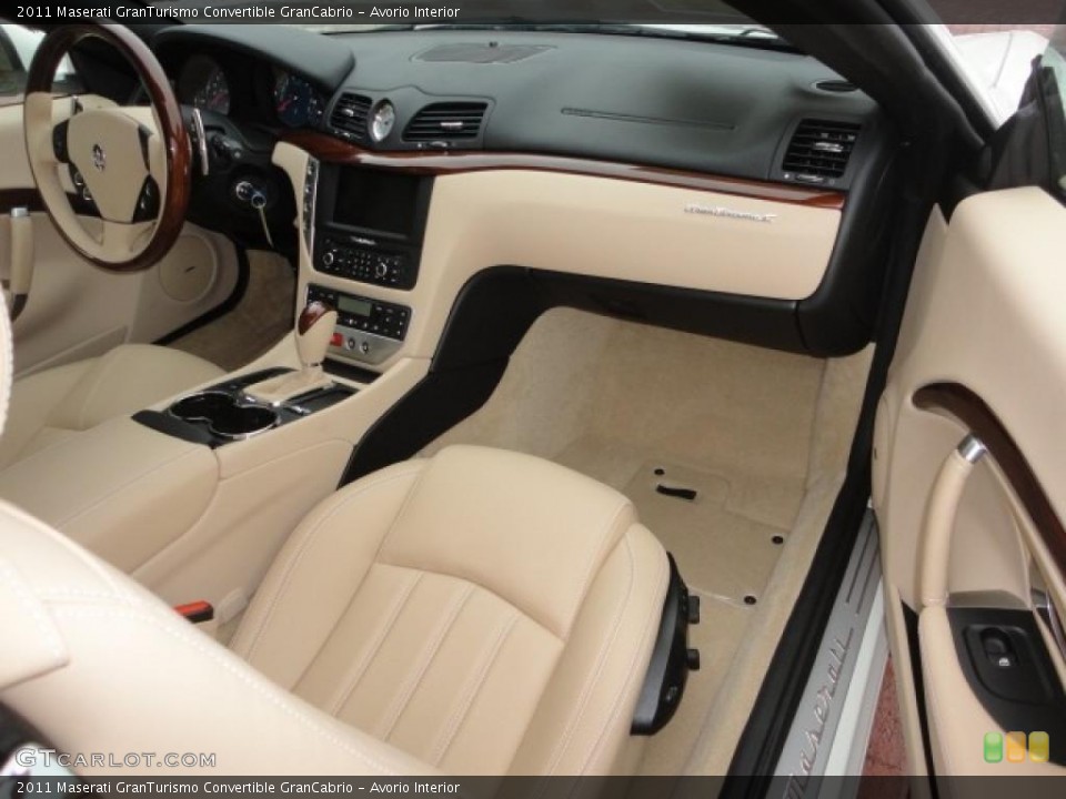 Avorio Interior Dashboard for the 2011 Maserati GranTurismo Convertible GranCabrio #42996979