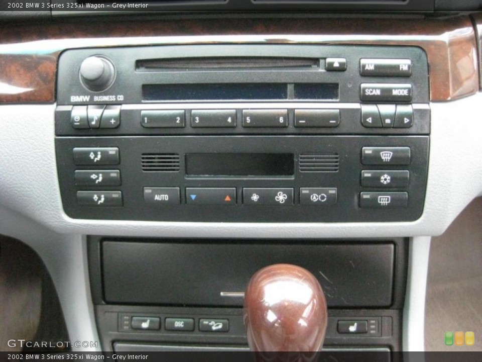 Grey Interior Controls for the 2002 BMW 3 Series 325xi Wagon #43176594