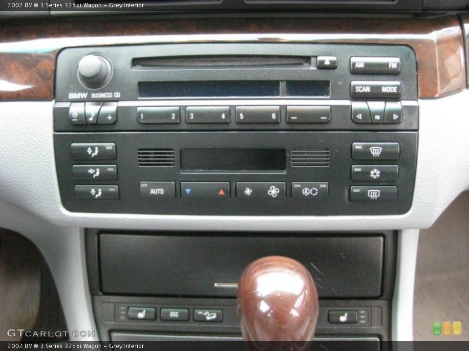 Grey Interior Controls for the 2002 BMW 3 Series 325xi Wagon #43176594