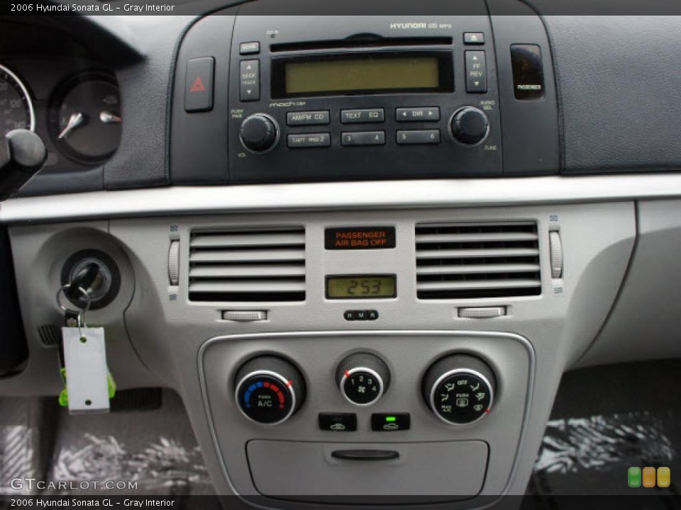 Gray Interior Controls for the 2006 Hyundai Sonata GL #43179102