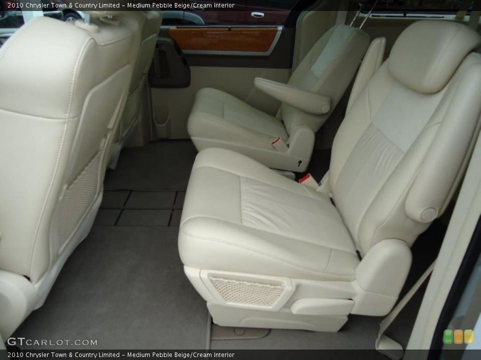 Medium Pebble Beige/Cream Interior Photo for the 2010 Chrysler Town & Country Limited #43287156