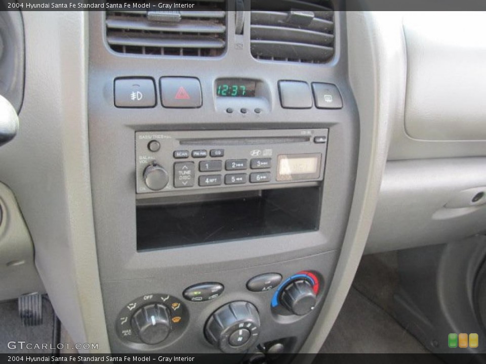 Gray Interior Controls for the 2004 Hyundai Santa Fe  #43323031