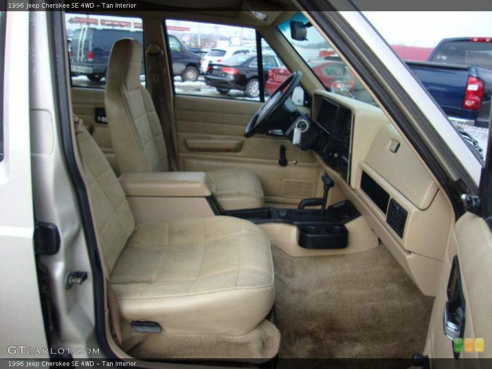Tan Interior Photo for the 1996 Jeep Cherokee SE 4WD #43371104