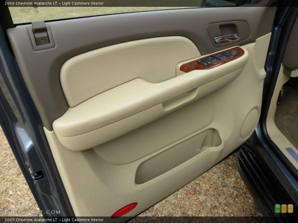 Light Cashmere Interior Door Panel for the 2009 Chevrolet Avalanche LT #43375028