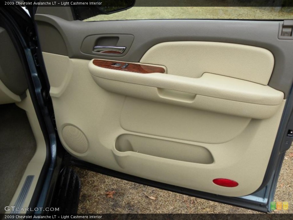 Light Cashmere Interior Door Panel for the 2009 Chevrolet Avalanche LT #43375084
