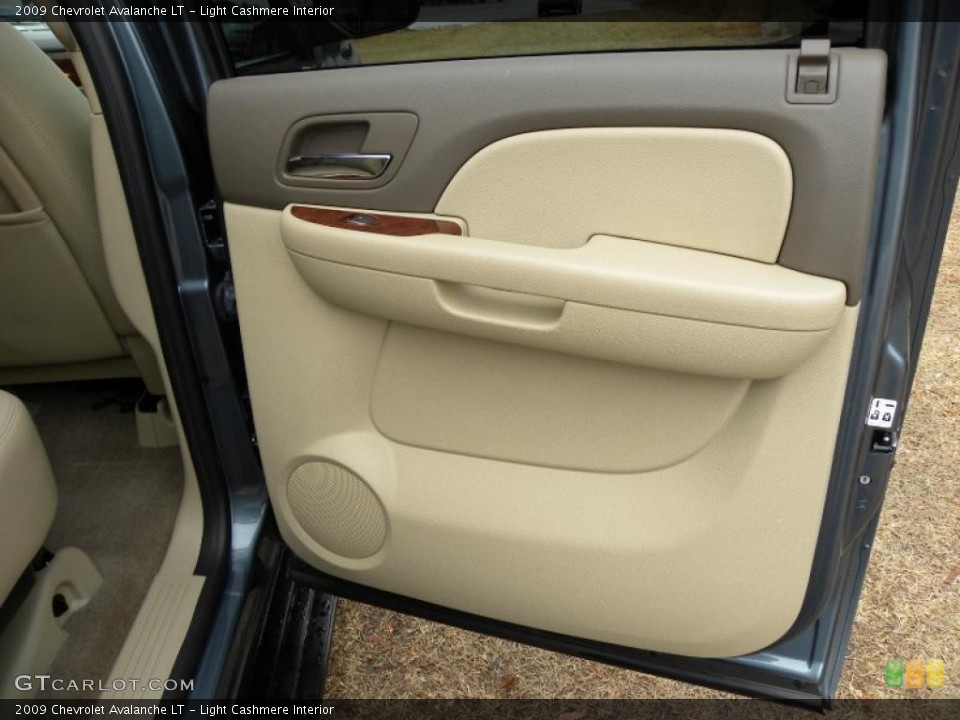 Light Cashmere Interior Door Panel for the 2009 Chevrolet Avalanche LT #43375116
