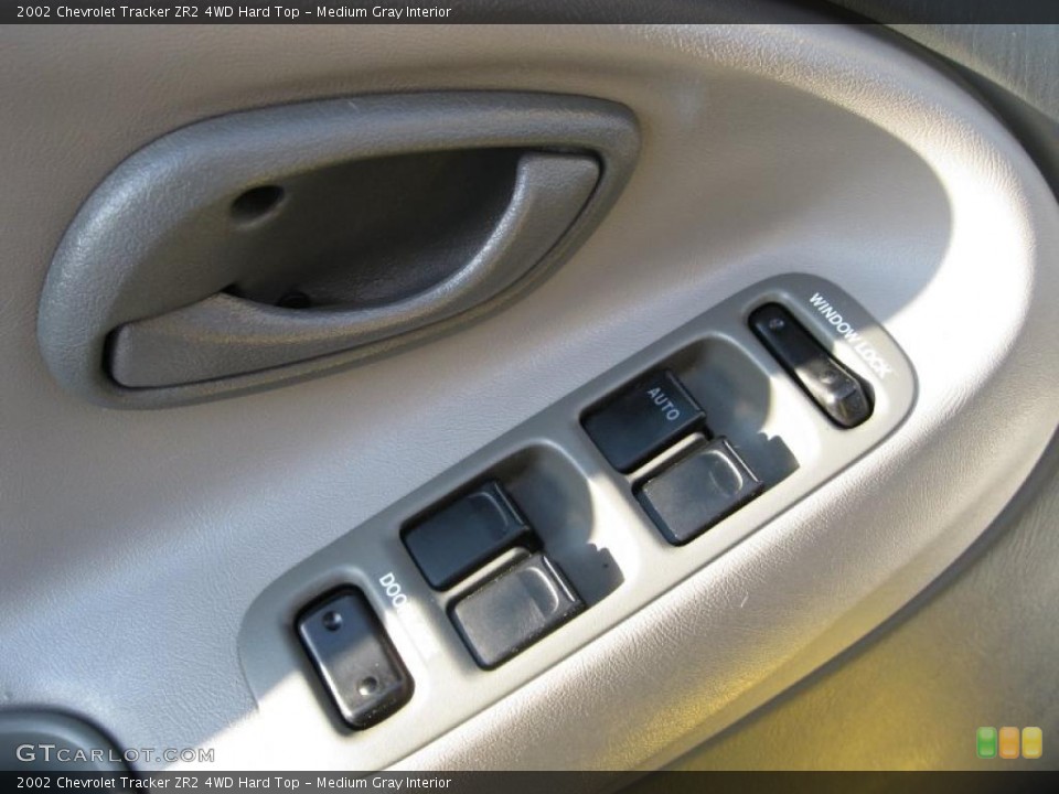 Medium Gray Interior Controls for the 2002 Chevrolet Tracker ZR2 4WD Hard Top #43395124
