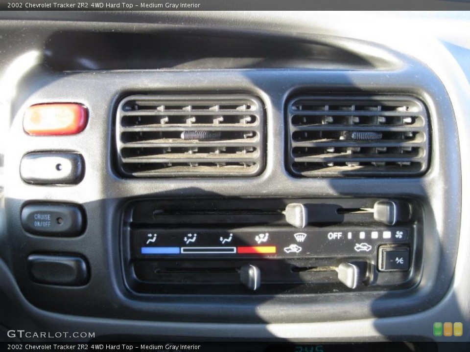 Medium Gray Interior Controls for the 2002 Chevrolet Tracker ZR2 4WD Hard Top #43395164