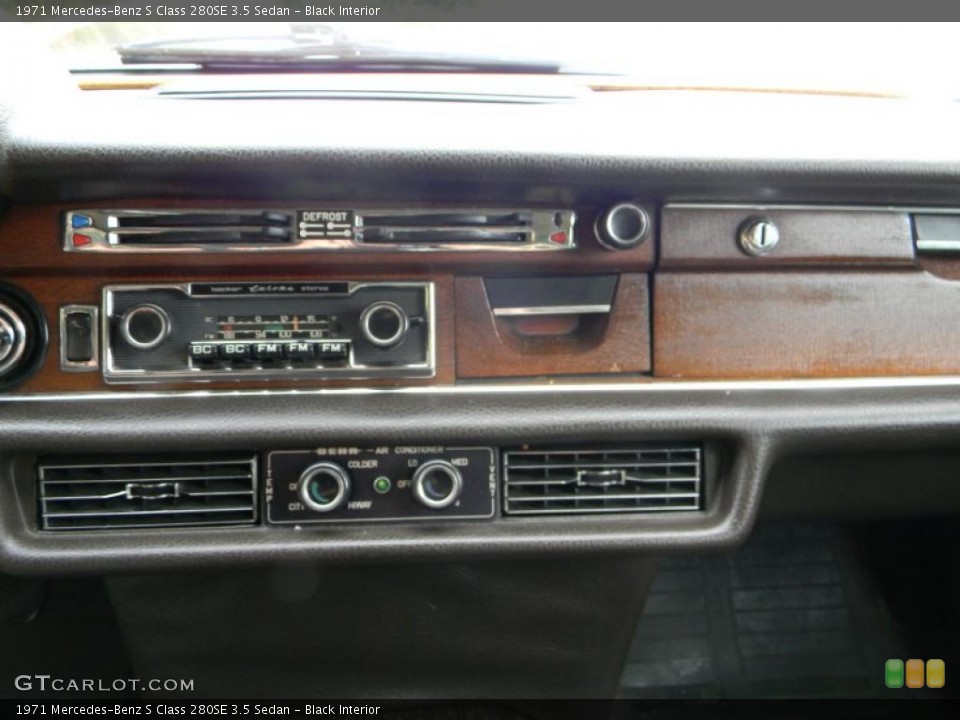 Black Interior Controls for the 1971 Mercedes-Benz S Class 280SE 3.5 Sedan #43536546