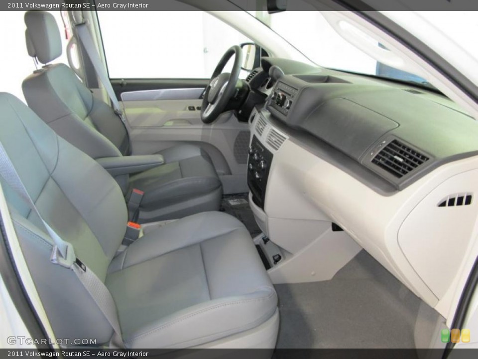 Aero Gray Interior Photo for the 2011 Volkswagen Routan SE #43573424