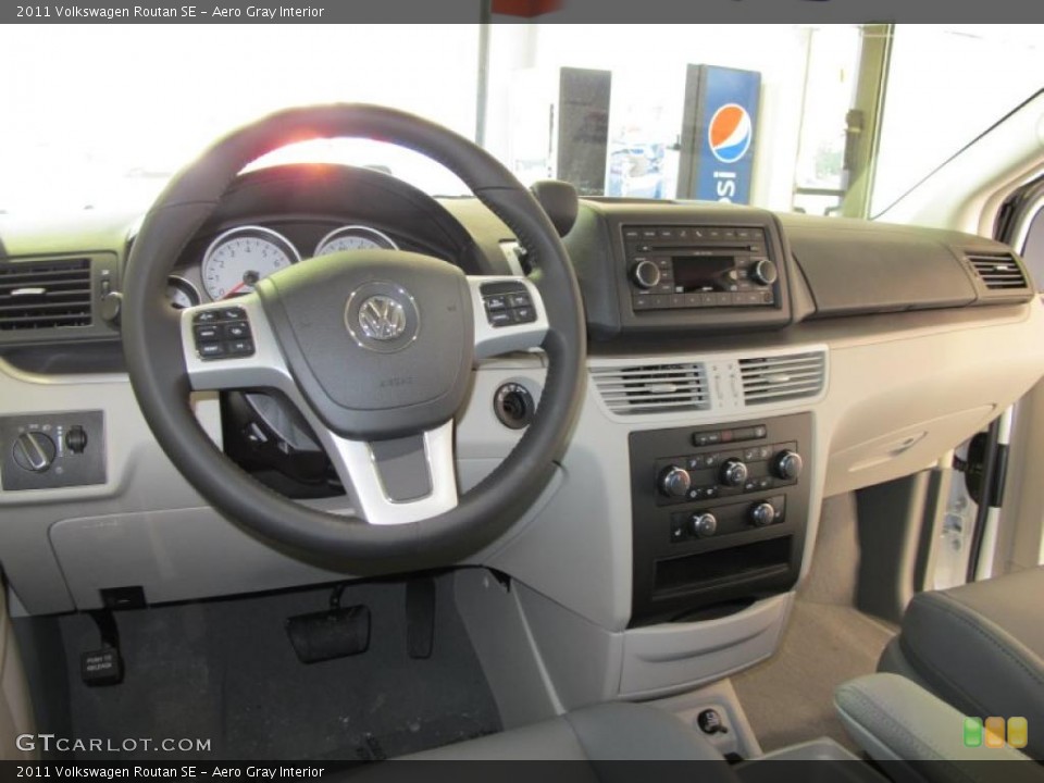 Aero Gray Interior Photo for the 2011 Volkswagen Routan SE #43573472