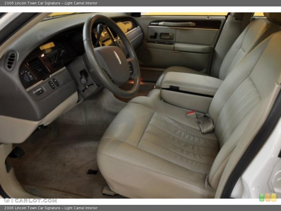 Light Camel Interior Photo for the 2006 Lincoln Town Car Signature #43618955