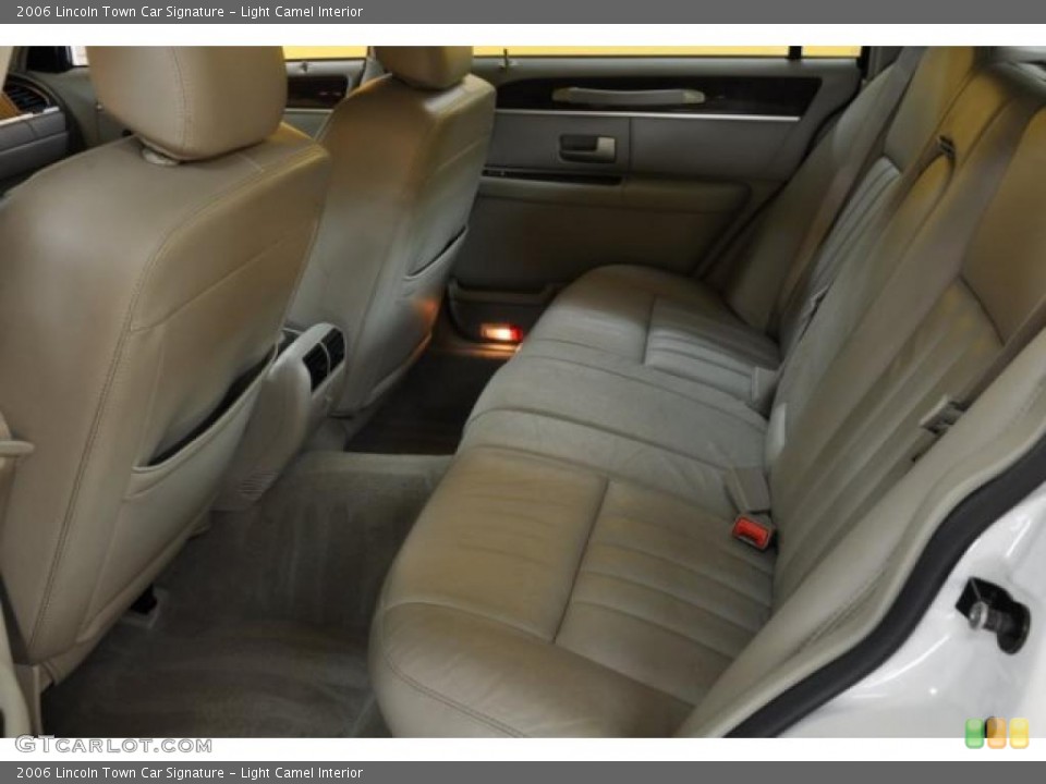 Light Camel Interior Photo for the 2006 Lincoln Town Car Signature #43618963
